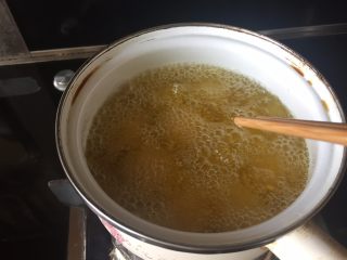 8、让你欲罢不能的欢乐土豆球,热锅，油，煮至8分热，放入裹满面包糠的土豆球；