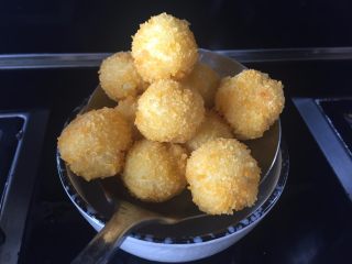 10、让你欲罢不能的欢乐土豆球,捞出，沥油；