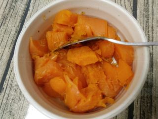 1、胡萝卜酸奶蛋糕,胡萝卜蒸熟后用勺子压成小块