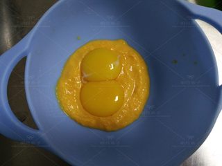 5、胡萝卜酸奶蛋糕,加入蛋黄