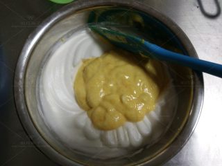 12、胡萝卜酸奶蛋糕,再倒入蛋白盆中