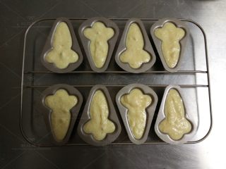 15、胡萝卜酸奶蛋糕,把面糊挤入模具中