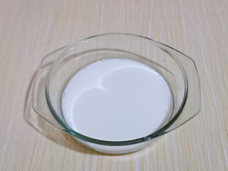 1、波兰种蔓越莓吐司面包,准备做波兰种，将牛奶倒入玻璃器具中。