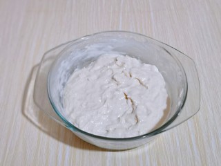 3、波兰种蔓越莓吐司面包,盖上盖子放入冰箱“冷藏室”发酵一夜，这个季节，假如房间里不取暖的话，室温发酵一夜也可以。