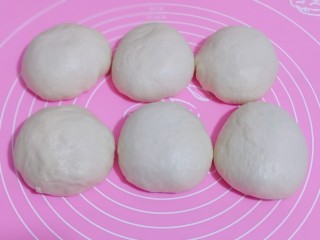 7、波兰种蔓越莓吐司面包,发酵好的面团分成6等份。，盖上保鲜膜松弛20分钟。