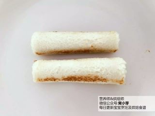 3、宝宝辅食-芝士熔岩吐司-5分钟搞定,热乎乎的芝士溢出哦!18M+,平底不粘锅中倒入少许植物油,热好锅后转小火,把芝士吐司卷放入,先把接缝处放在下面,等芝士受热慢慢融化,就可以黏合住了,用小火慢慢烘煎翻面,直至如图表面变金黄色。