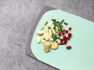 5、酥炸鸡排～在家就能自制更健康,葱、红椒切段；蒜瓣和姜片切片