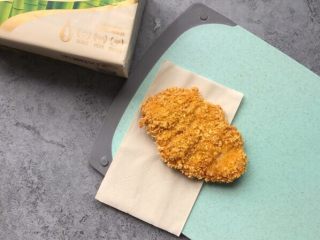 12、酥炸鸡排～在家就能自制更健康,炸至两面金黄，取出出用厨房纸巾吸油即可（复炸二次口感更佳）