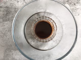 2、巧克力纸杯蛋糕,隔热水融化，保温备用