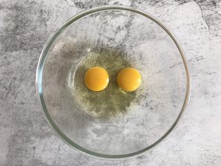 3、巧克力纸杯蛋糕,两个鸡蛋打入碗中