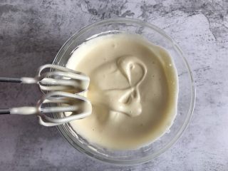 6、巧克力纸杯蛋糕,打发至画8字纹路不消失即可