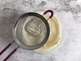 7、巧克力纸杯蛋糕,筛入低筋面粉