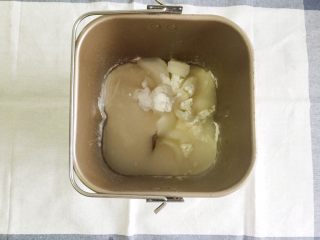 1、蛋黄千层酥,将油皮部分的所以材料放到面包桶里和面，我的机器一次和面是20分钟，我一共和面两次用了40分钟，把面和到完全扩展阶段，没用机器的朋友只能手揉。