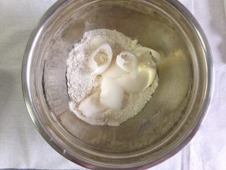 4、蛋黄千层酥,把油酥部分的所有材料完全混合均匀。