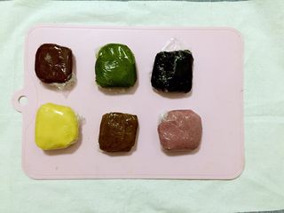 6、蛋黄千层酥,将油酥平均六份，分别加入六种口味的粉类混合均匀包保鲜膜待用。