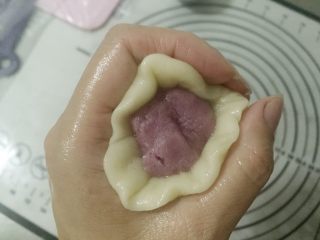 12、蛋黄千层酥,取一个油皮压扁包一个油酥，包的时候油皮慢慢向中间推，直到完全包住油酥，顶部多余的油皮可以取下来不要。