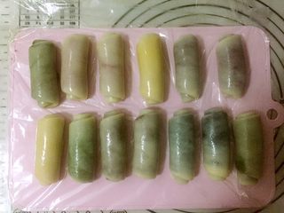 15、蛋黄千层酥,从上至下卷成卷，全部卷好盖保鲜膜醒20分钟。