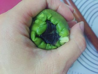 20、蛋黄千层酥,将饼皮翻过来包入一个豆沙蛋黄馅儿，收口一定收紧，防止露馅。