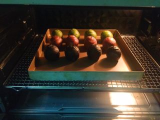 21、蛋黄千层酥,我分两次烤，每次是三种颜色共12个，刚好烤两盘。烤箱上下火160度，中下层烤30分钟，不会上色，颜色很漂亮，如果烤箱温度不稳定的朋友怕上色，最后十分钟可以加盖锡纸。