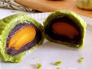 23、蛋黄千层酥,蛋黄酥做完已经很晚了没有切开拍照片，第二天切开，蛋黄依然泛着油光，是不是很有食欲呢！