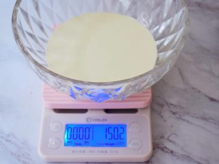 3、吐司布丁,取一个大的容器，加入淡奶油