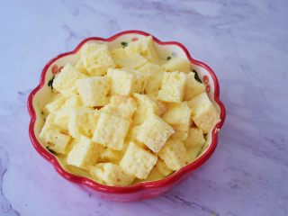 10、吐司布丁,再把吸收蛋液的土司块放入