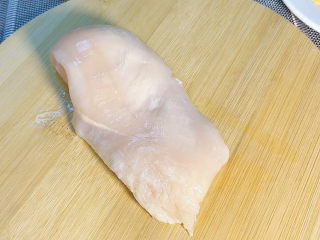 1、酥皮炸鸡块,准备鸡胸肉一块,洗净表面的膜