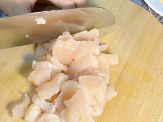 2、酥皮炸鸡块,切成小块,方便搅烂