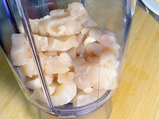 3、酥皮炸鸡块,放进料理机,搅成泥,没有料理机的朋友可以用刀剁成泥也是一样的。