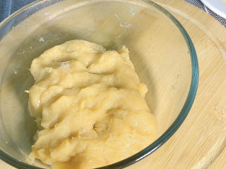 7、酥皮炸鸡块,搅好的肉泥呈这种状态,光滑有韧劲