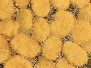 12、酥皮炸鸡块,油温六层热,下锅炸大约5分钟即可