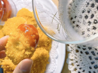 14、酥皮炸鸡块,配上番茄酱和雪碧,简直完美