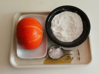 1、南瓜糯米饼,食材准备好。
