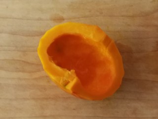 2、南瓜糯米饼,南瓜去皮去瓤。