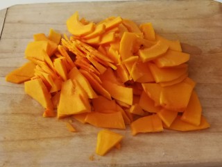 3、南瓜糯米饼,切薄片。