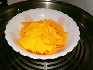 4、南瓜糯米饼,上锅蒸熟。