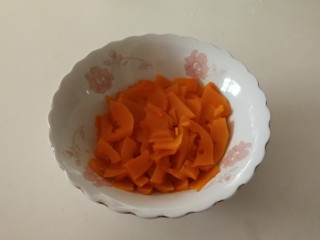 5、南瓜糯米饼,蒸熟后取出。