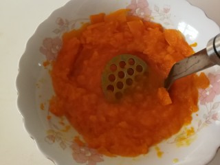 6、南瓜糯米饼,碾压成泥。