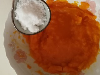 7、南瓜糯米饼,放入白糖。