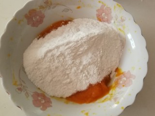 8、南瓜糯米饼,放入糯米粉。