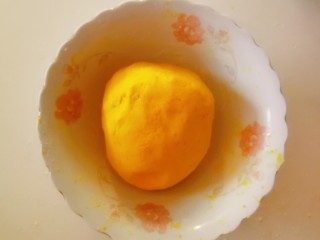 9、南瓜糯米饼,和成面团。