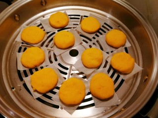 11、南瓜糯米饼,放入蒸锅，水开后蒸15分钟。