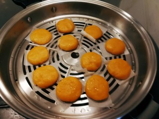 12、南瓜糯米饼,时间到了，蒸熟后晾凉。