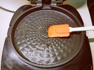 13、南瓜糯米饼,煎烤机预热刷油。