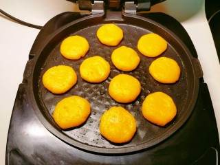 14、南瓜糯米饼,放入蒸好的南瓜饼。