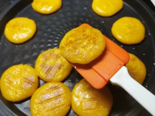 15、南瓜糯米饼,煎至两面焦黄色，出锅。