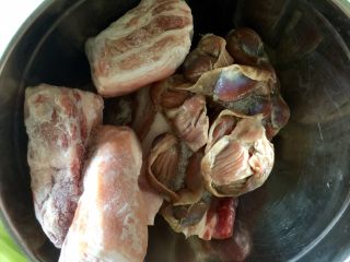 1、煲一锅好卤➕香卤牛肉,根据卤肉大师，我老妈的指导，卤牛肉，最好不要直接卤，我们先用五花肉等油脂多的肉卤一锅好卤，用这样卤出来油脂丰润的卤水再来卤牛肉，会更好吃。今天我用五花肉700g，还顺便卤了点鸡肫，直接当零食或者炒饭拌面夹饼都很棒哦。