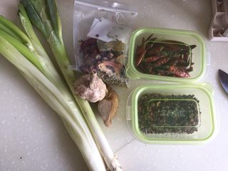 3、煲一锅好卤➕香卤牛肉,大葱两根，蒜一头，姜一大块，卤料包一个，我喜欢辣椒花椒，所以又自己加了一些