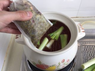 17、煲一锅好卤➕香卤牛肉,加入香料包