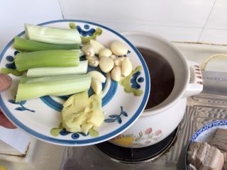 24、煲一锅好卤➕香卤牛肉,煮了半小时的卤水，捞出大葱，重新加入大葱段，蒜粒，拍碎的姜块